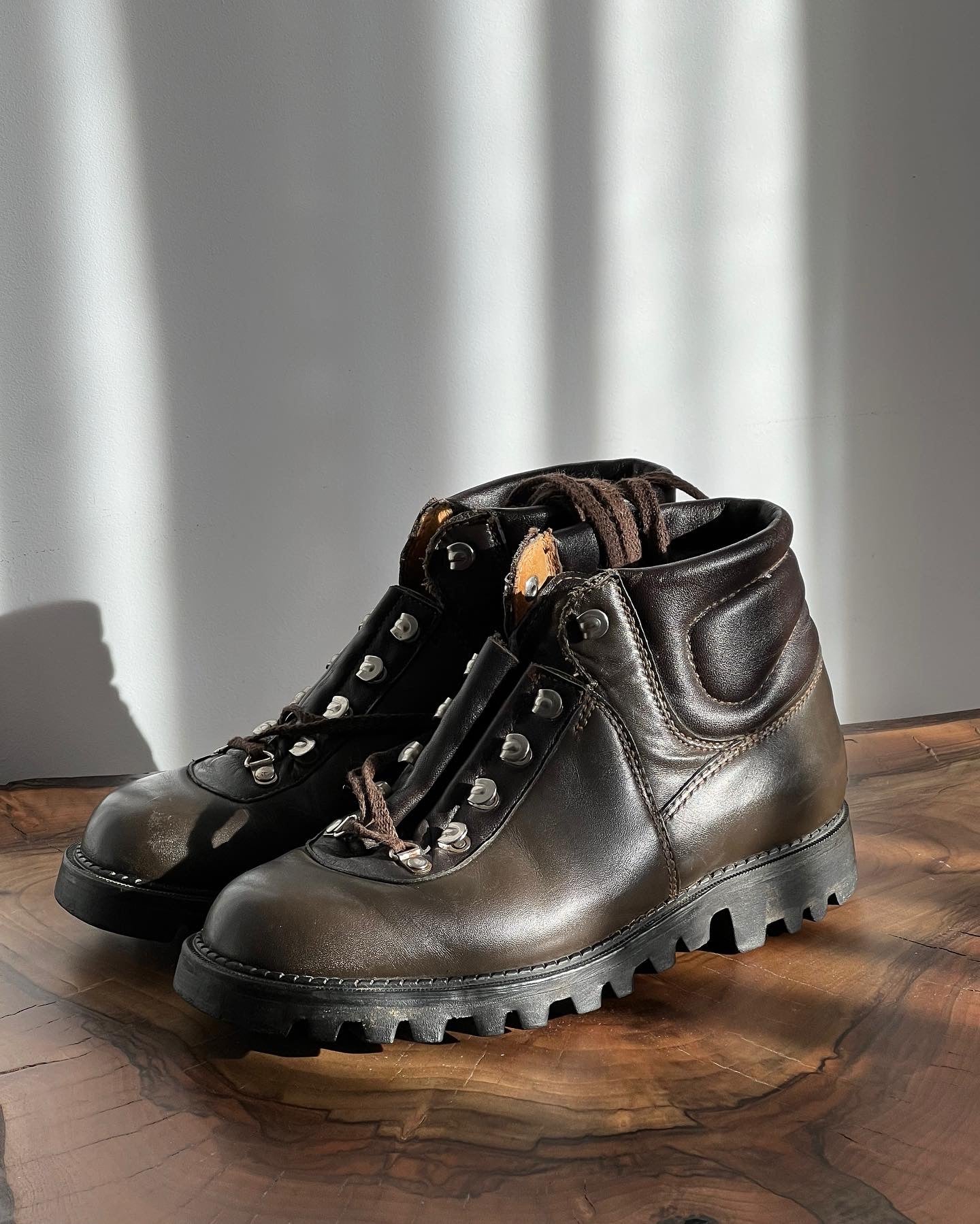 dark brown women’s leather hiking boots details