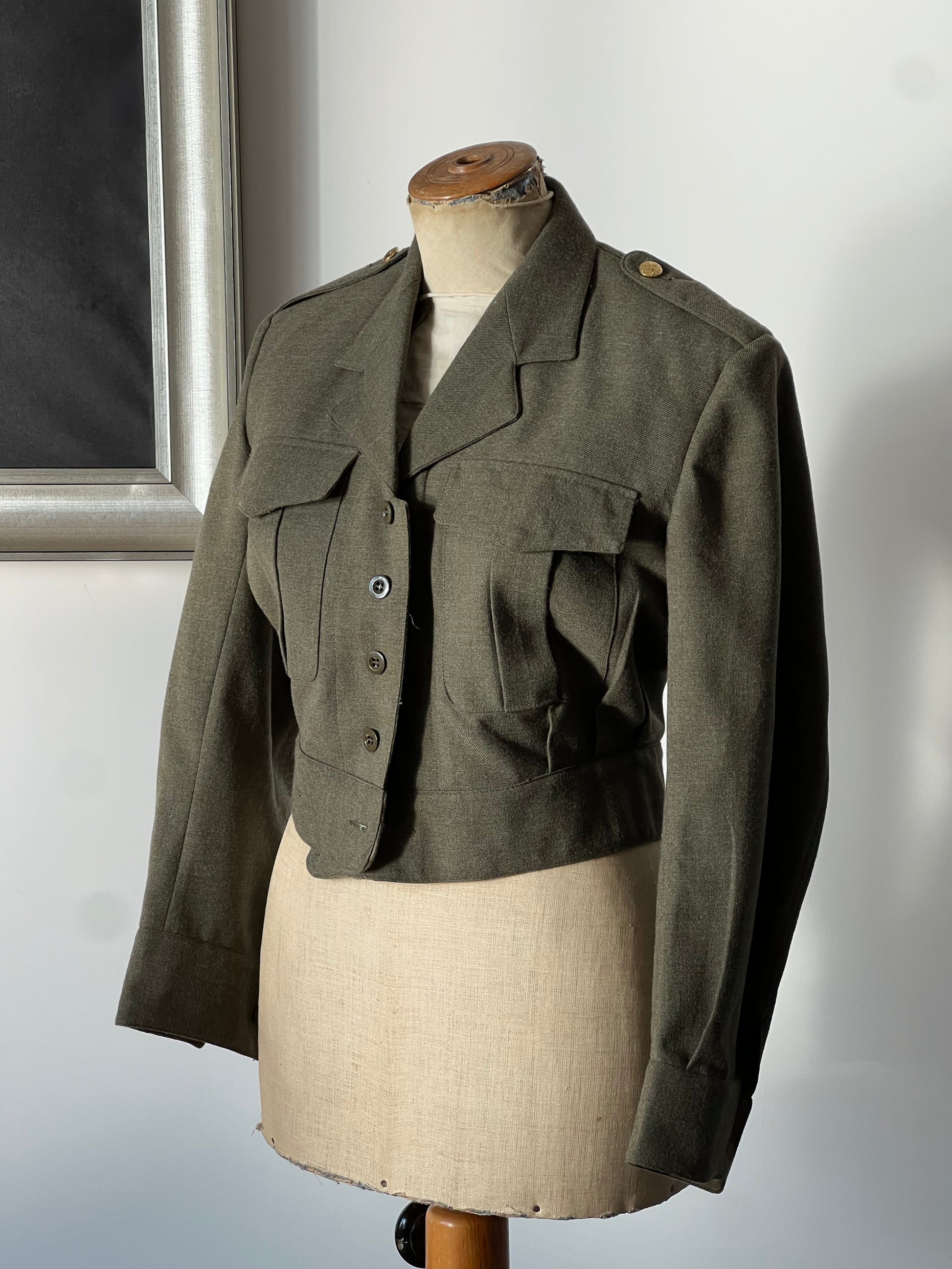 Army women’s jacket on a manequin