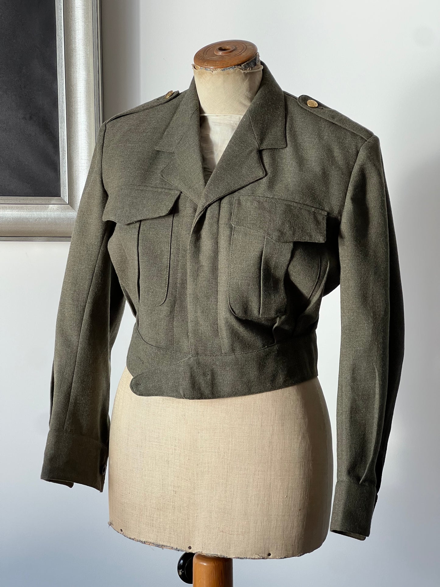 Army women’s jacket on a mannequin